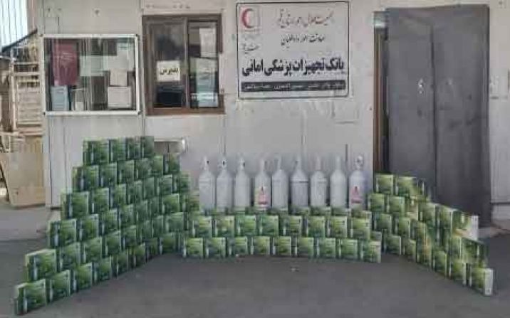 خیرین قمی 10 کپسول اکسیژن و 125 مانومتر به هلال احمر اهدا کردند خیرین قمی 10 کپسول اکسیژن و 125 مانومتر به هلال احمر اهدا کردند